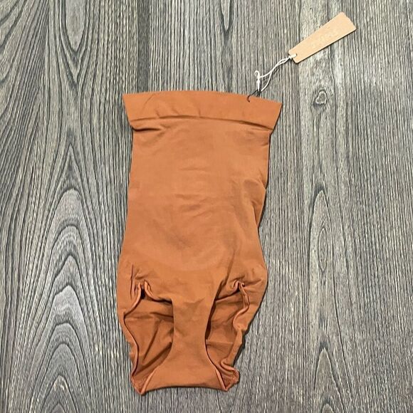 SKIMS Other - NWT Skims Shapewear Everyday Sculpt High Waisted Brief Seamless Bronze Size XXS